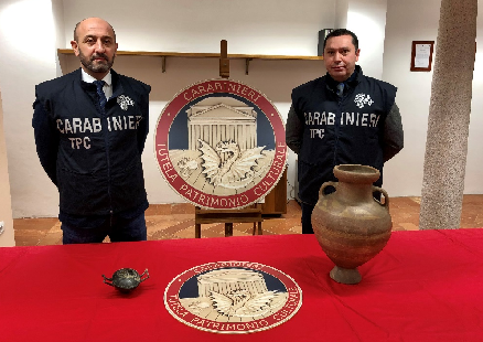 Riceve in eredità dei reperti archeologici, i Carabinieri recuperano un’anfora e una kylix antichissime