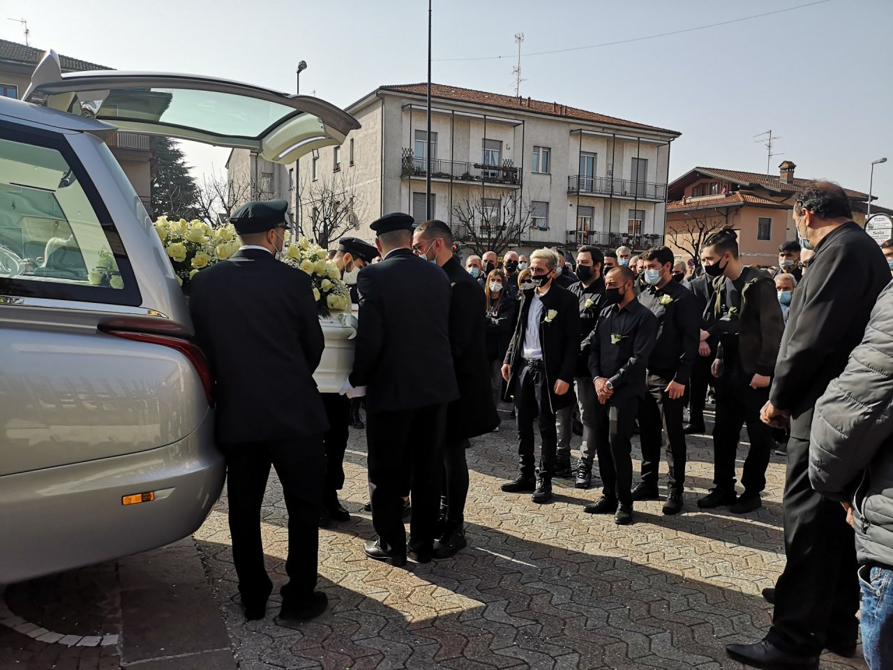 Ciao Antonino, l’ultimo saluto tra lacrime, rose e palloncini bianchi