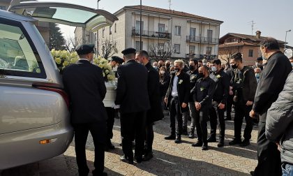 Ciao Antonino, l'ultimo saluto tra lacrime, rose e palloncini bianchi