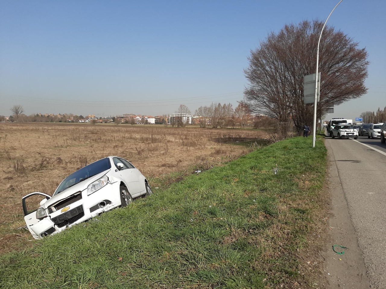 Perde il controllo dell’auto e finisce nel fosso: 29enne in ospedale