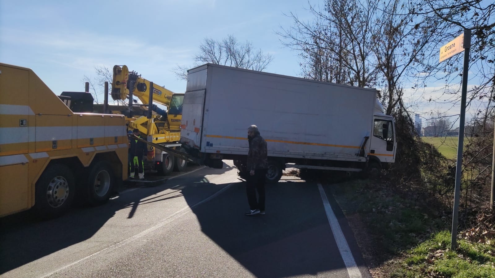 Cesano Maderno, camion esce di strada