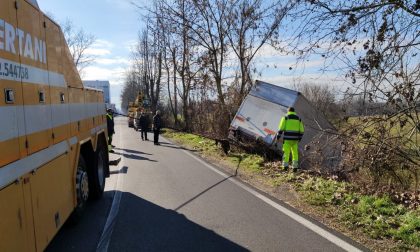 Camion esce di strada e finisce nella roggia