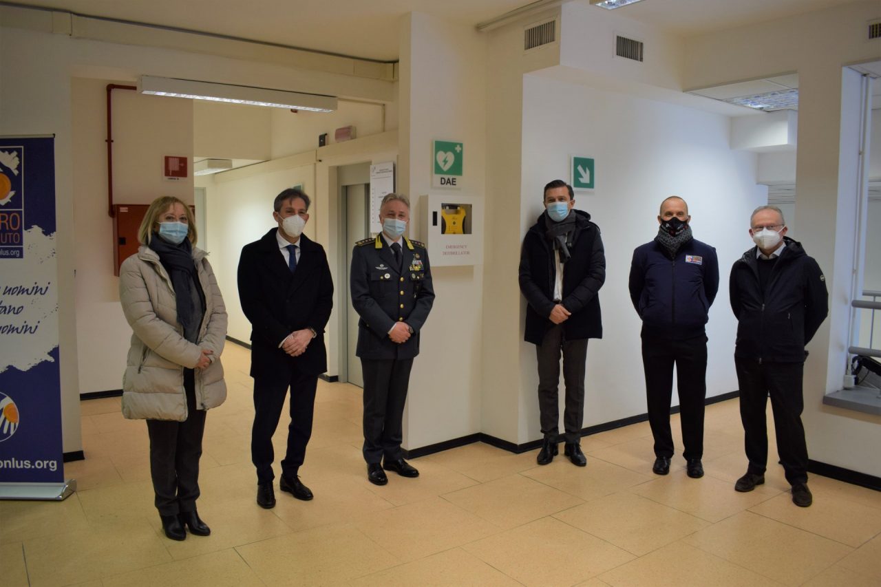 Cancro Primo Aiuto dona defibrillatore alla Guardia di Finanza