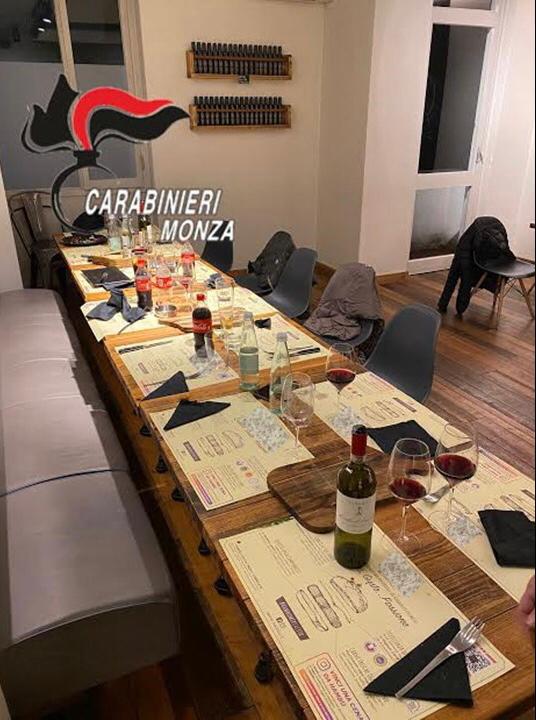 Cena clandestina a base di vino e tartufo, chiuso il ristorante e sanzionate tredici persone