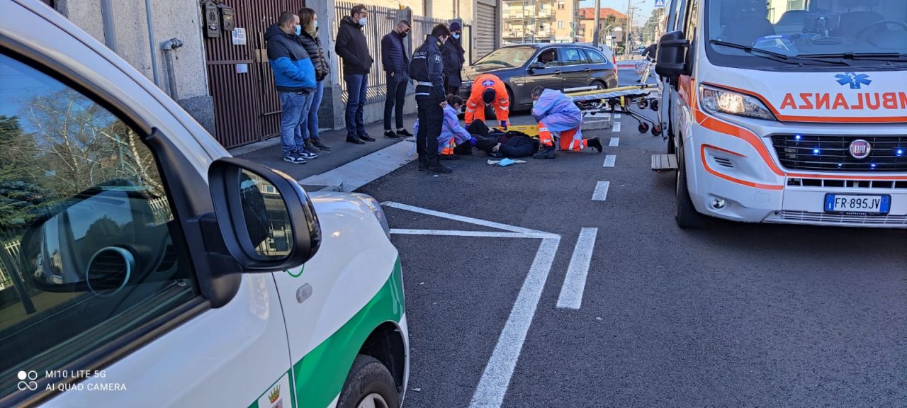 Cade dalla bici, 89enne finisce in ospedale