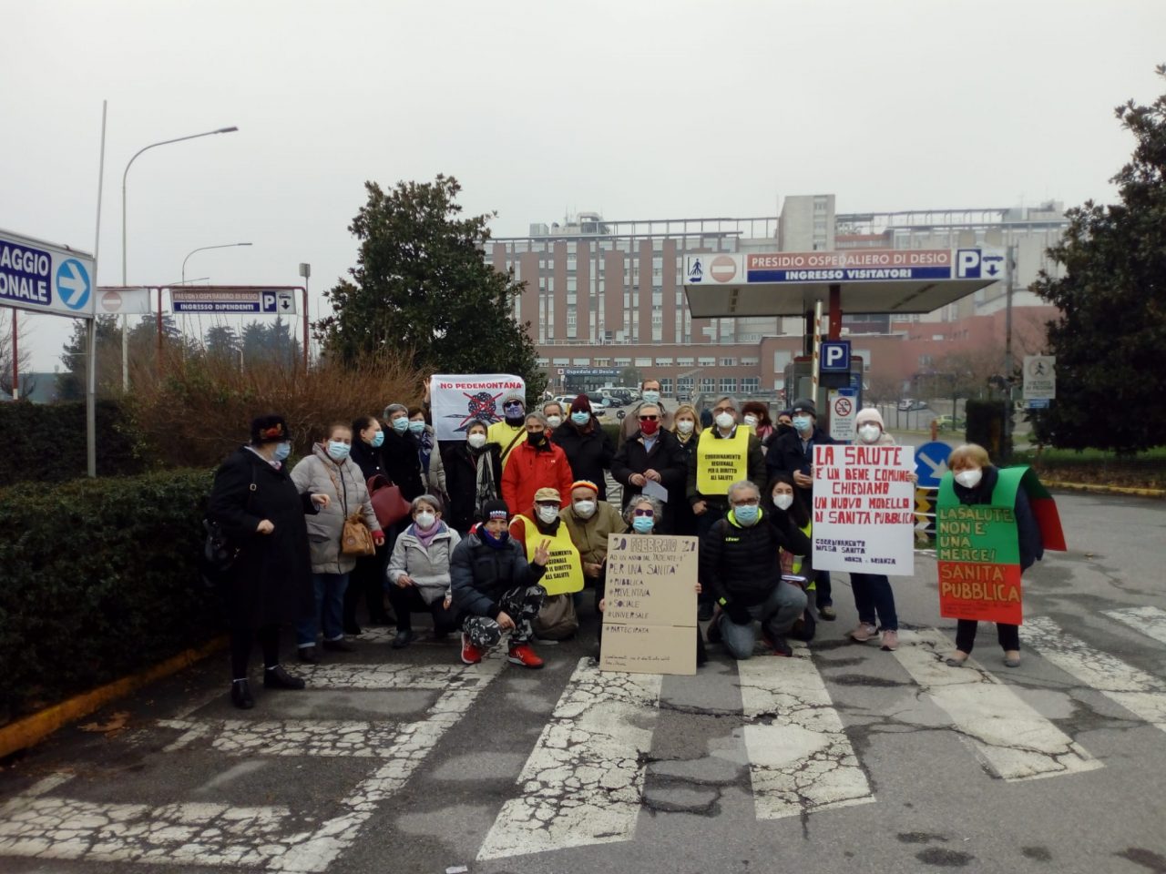 Davanti agli ospedali per il diritto alla salute