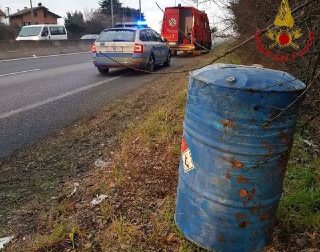 Bidone sospetto lungo la Provinciale, arrivano i pompieri