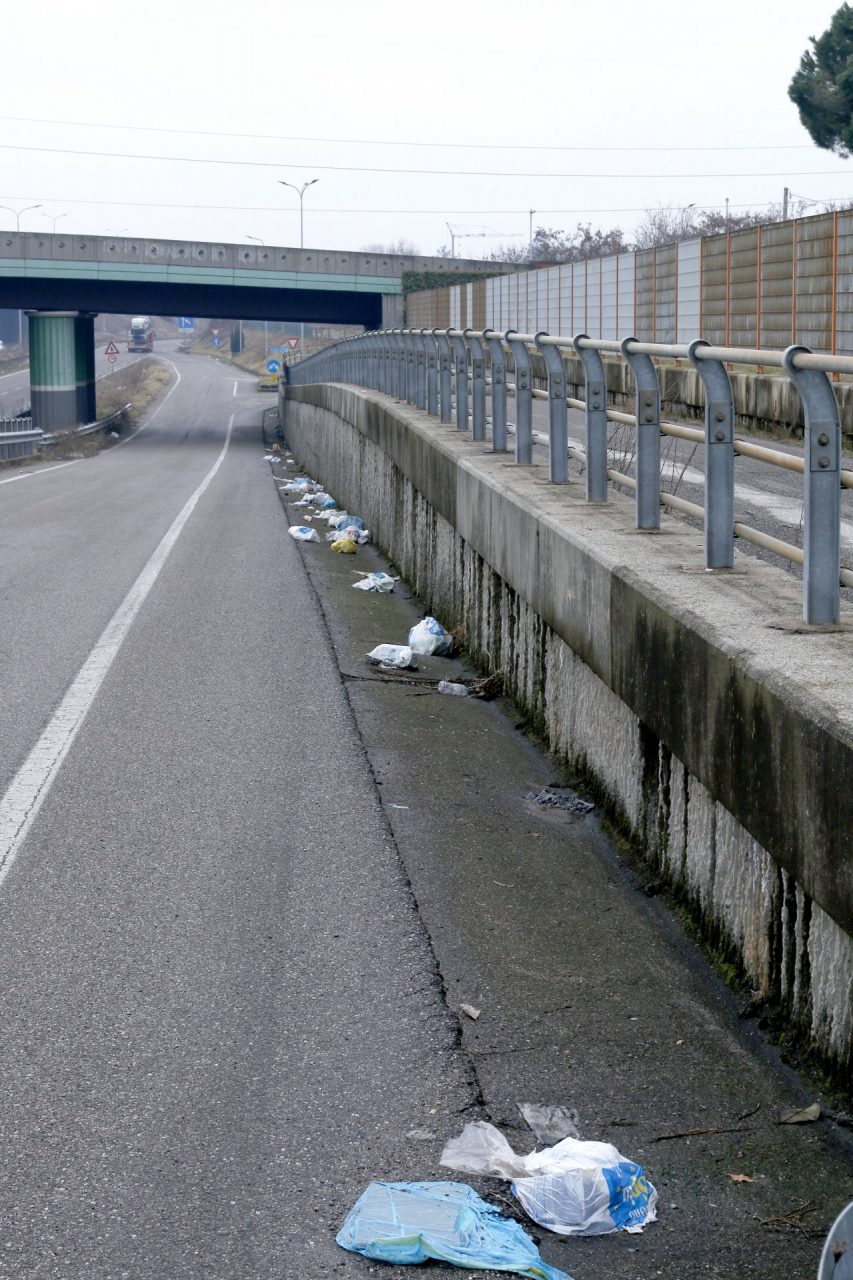 Giussano, stufo dei rifiuti sulla strada si rivolge ad un avvocato