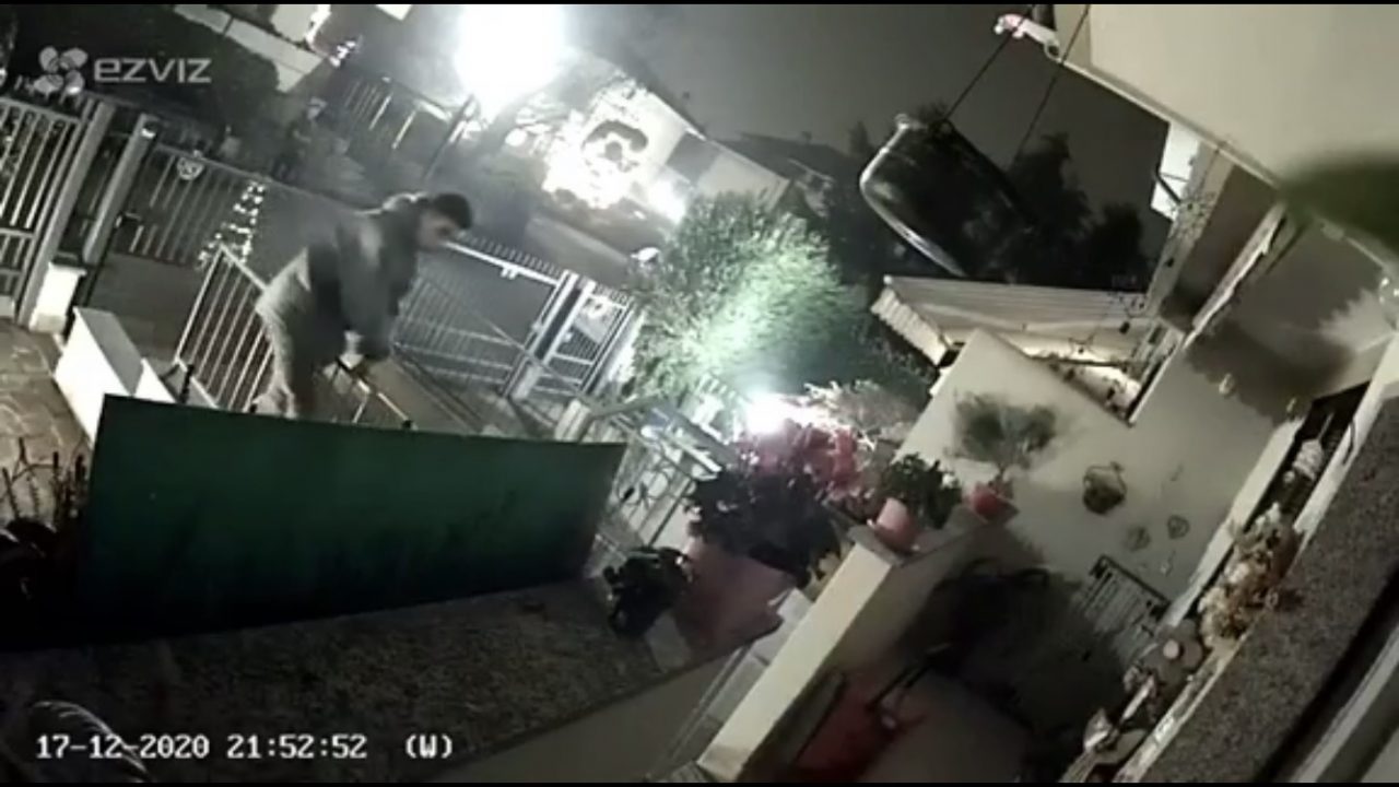 Diffonde il video del ladro in azione: “Aiutatemi a trovarlo”