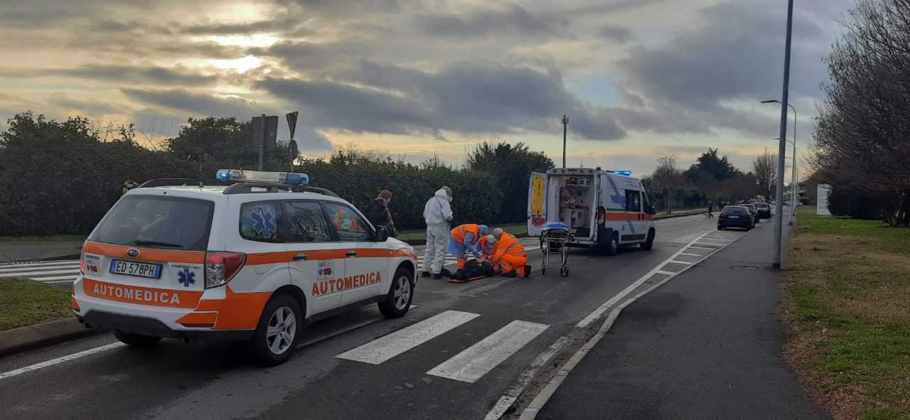 Anziano investito da un’auto sulla rotatoria