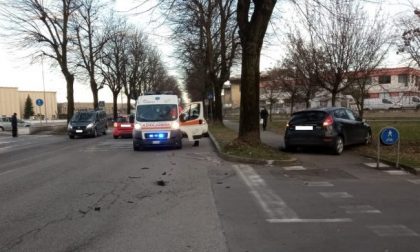 Incidente tra due auto, una finisce dritta sulla pista ciclopedonale