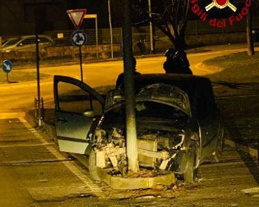 Perde il controllo dell’auto e finisce contro un palo