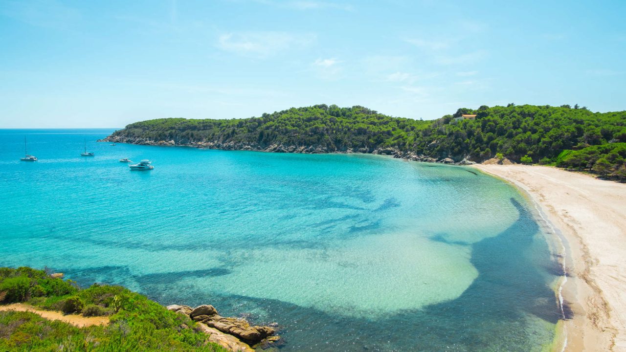 Una vacanza nel paradiso dell’isola d’Elba. Tutti i motivi per andarci e come arrivarci in modo facile, veloce, sicuro ed economico