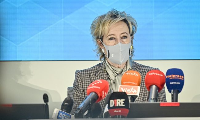 “Per i vaccini priorità a tassisti, insegnanti e Forze dell’ordine”
