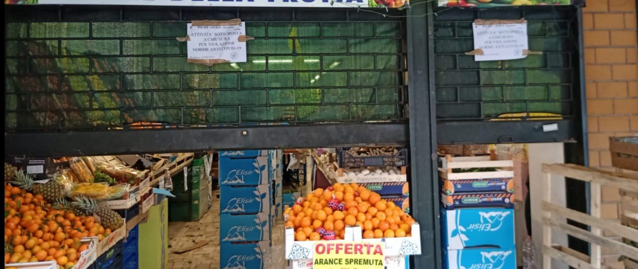 Servono i clienti senza mascherina: fruttivendoli multati