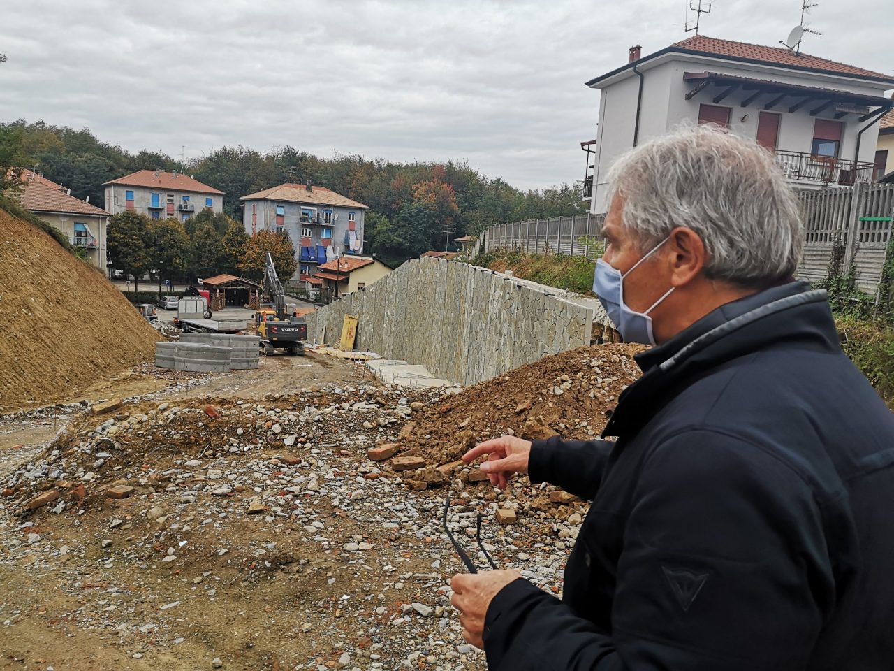 Apre la strada, chiude il passaggio a livello