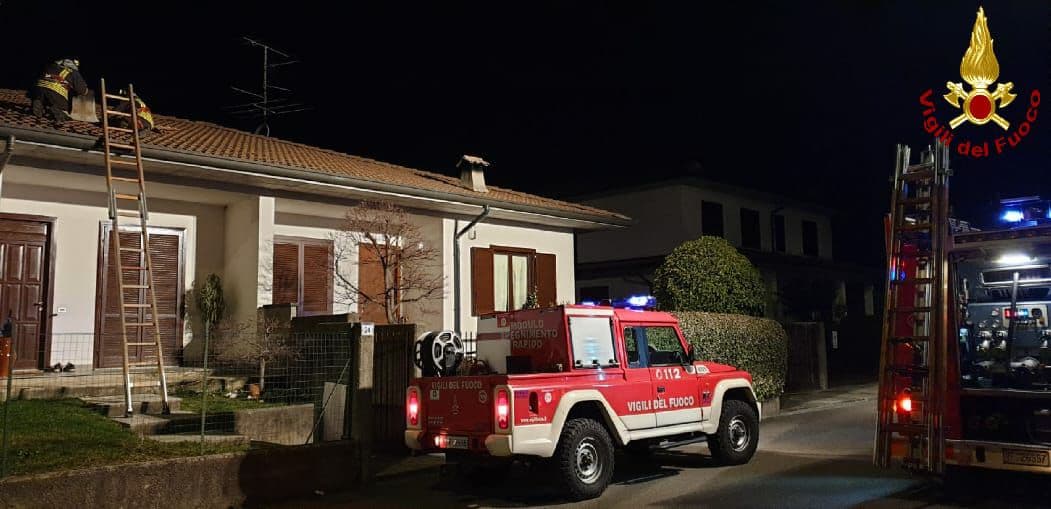 Pompieri a Lazzate per un incendio sul tetto