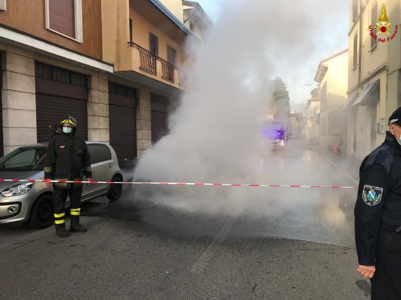 Seregno: intervento dei Vigili del fuoco per la rottura di un tubo dei teleriscaldamento.