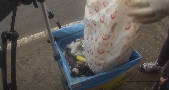 Stanco della ciclabile piena di rifiuti la ripulisce e pubblica un video