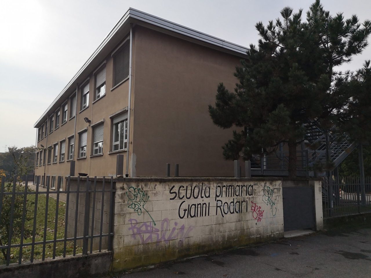 Entrata ed uscita degli studenti da scuola, più sicurezza alla D’Acquisto e alla Rodari