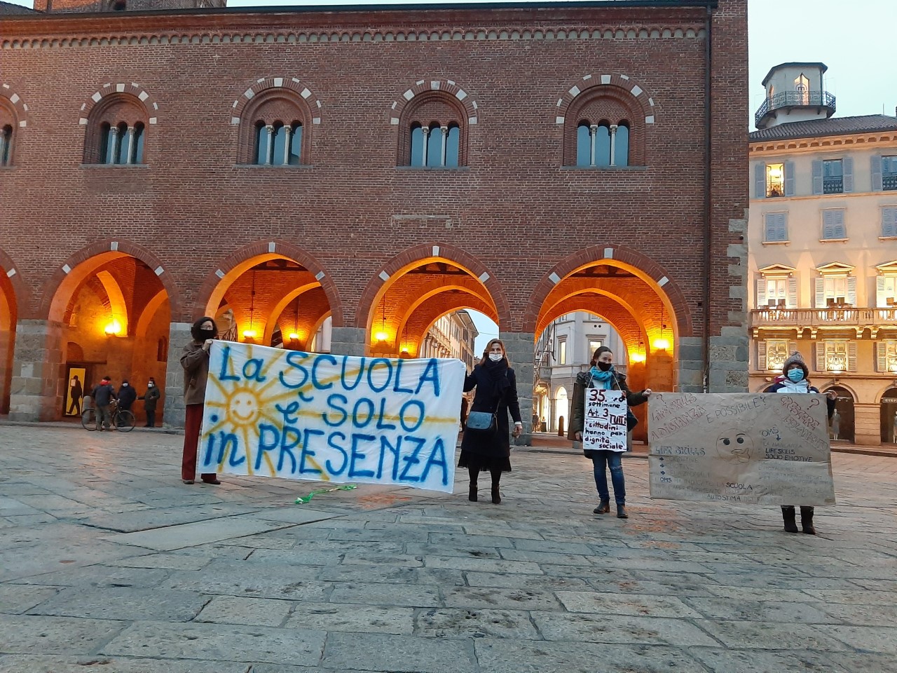 Sit-in delle mamme: “Scuola in presenza al cento per cento”