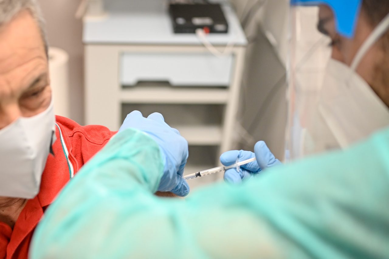 Mancano le dosi, vaccini rinviati