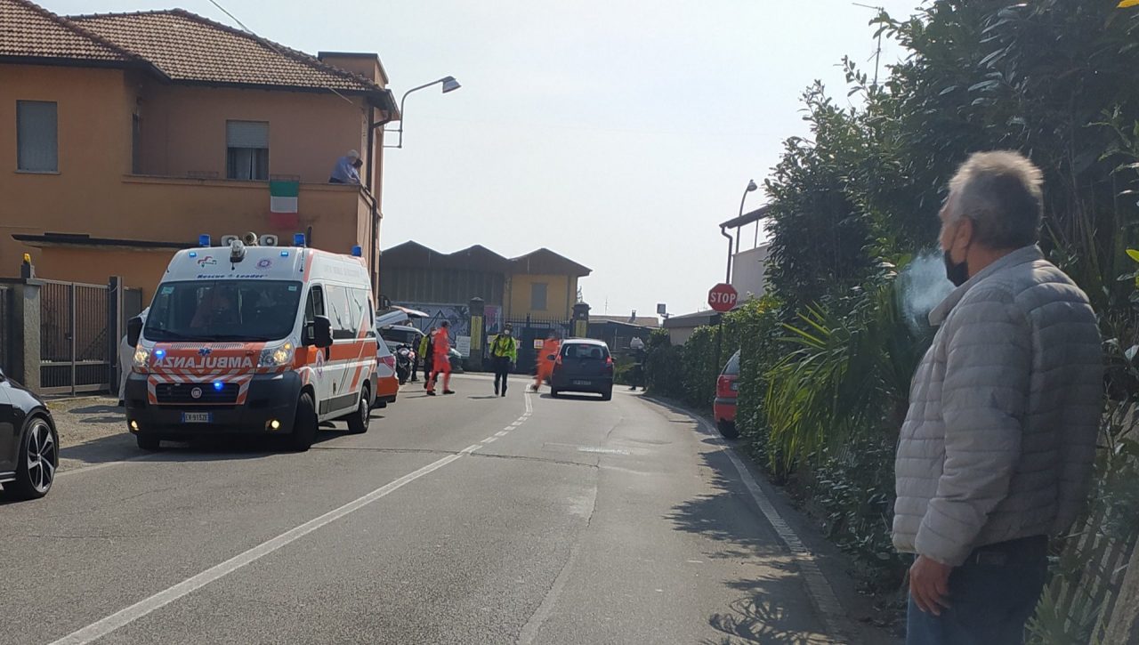 Scontro tra un’auto e una moto, atterra l’elisoccorso