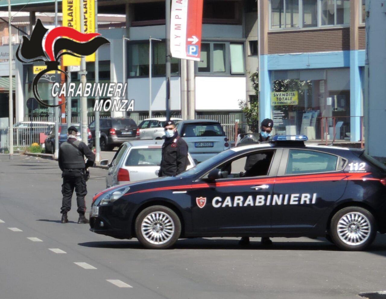 Sedicenne alla guida di un’auto salta il posto di controllo, inseguito e fermato a Milano