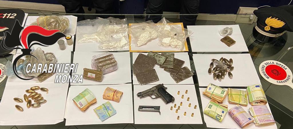 Droga in auto, a casa anche soldi e una pistola: in carcere un 30enne