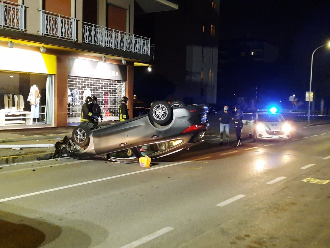 Auto abbatte un lampione e si ribalta