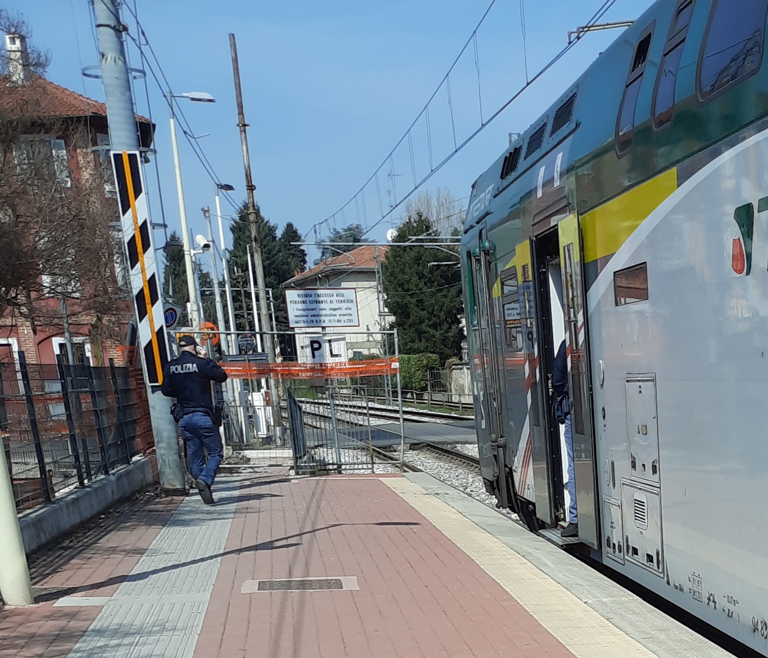 treno finestrino rotto carabinieri stazione varedo polfer