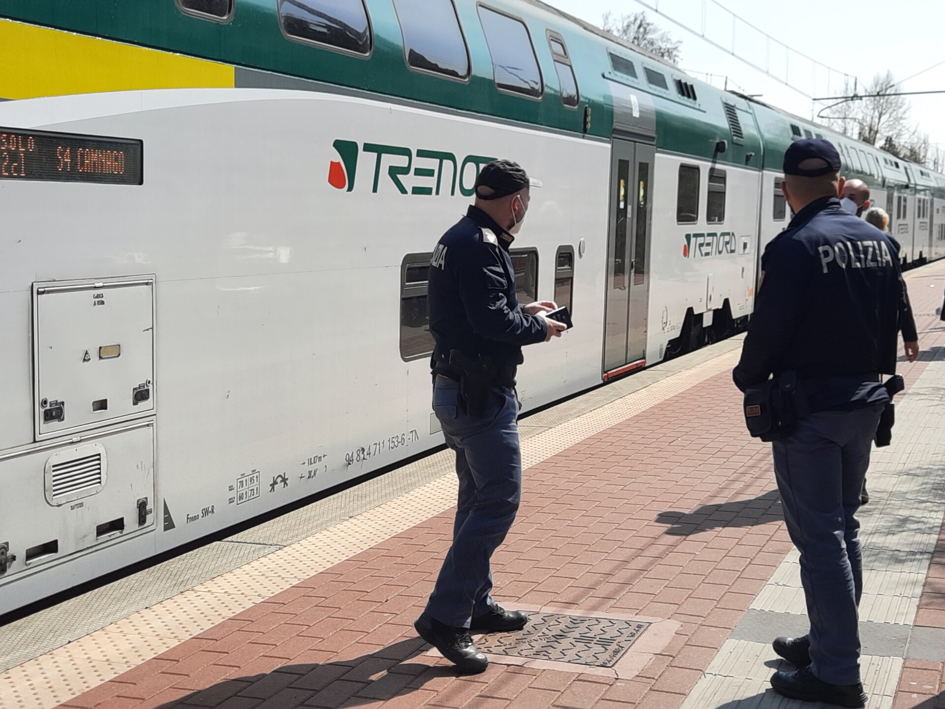 treno finestrino rotto carabinieri stazione varedo polfer