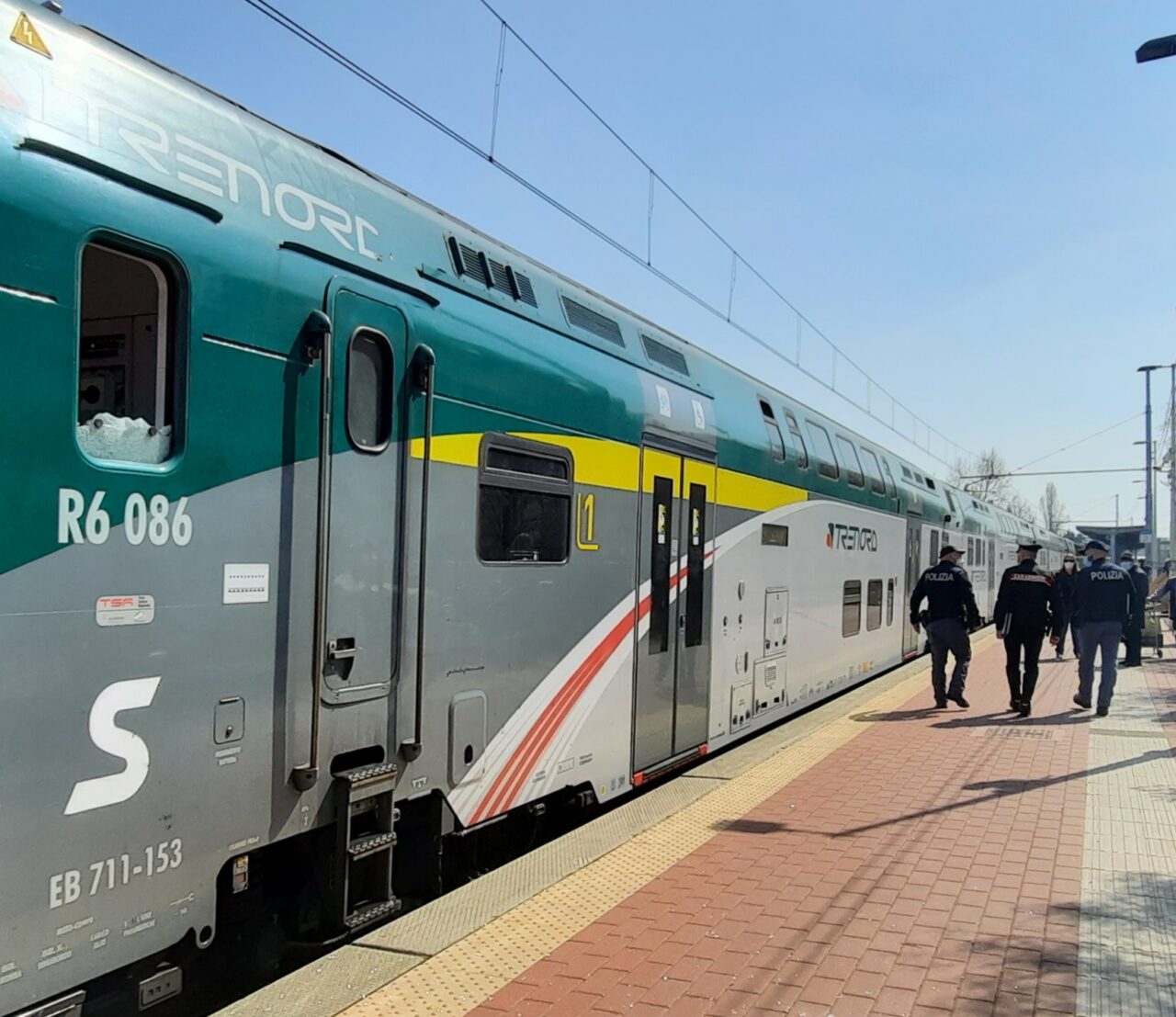 Bottiglia contro il finestrino, treno fermo più di un’ora