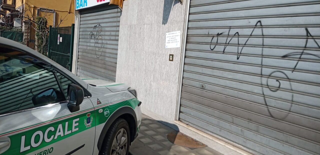 Arriva la Polizia, fuggi fuggi dei clienti di un bar