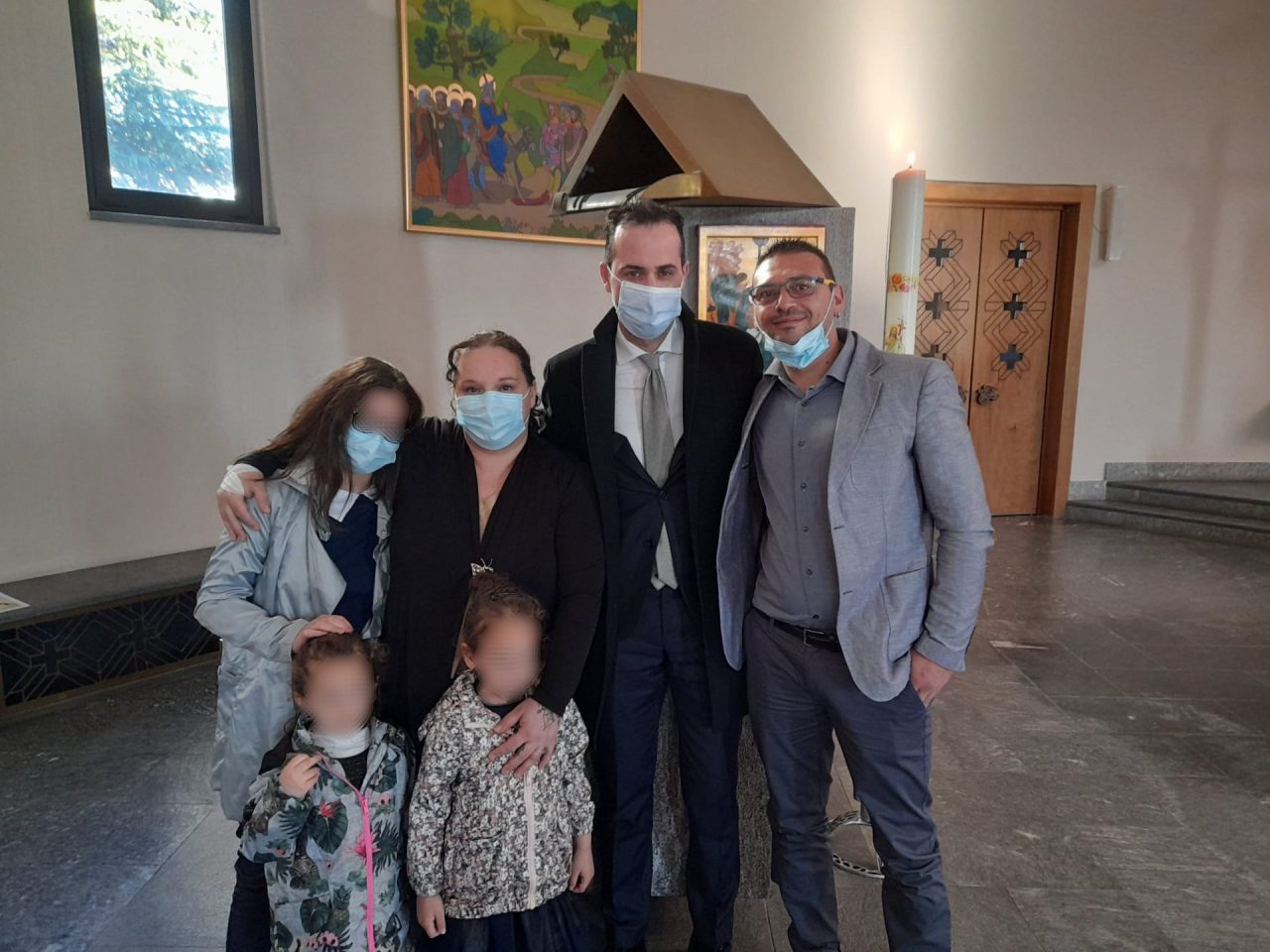 Venne rapita e portata in Siria dal padre: nella nuova vita di Emma c’è il battesimo