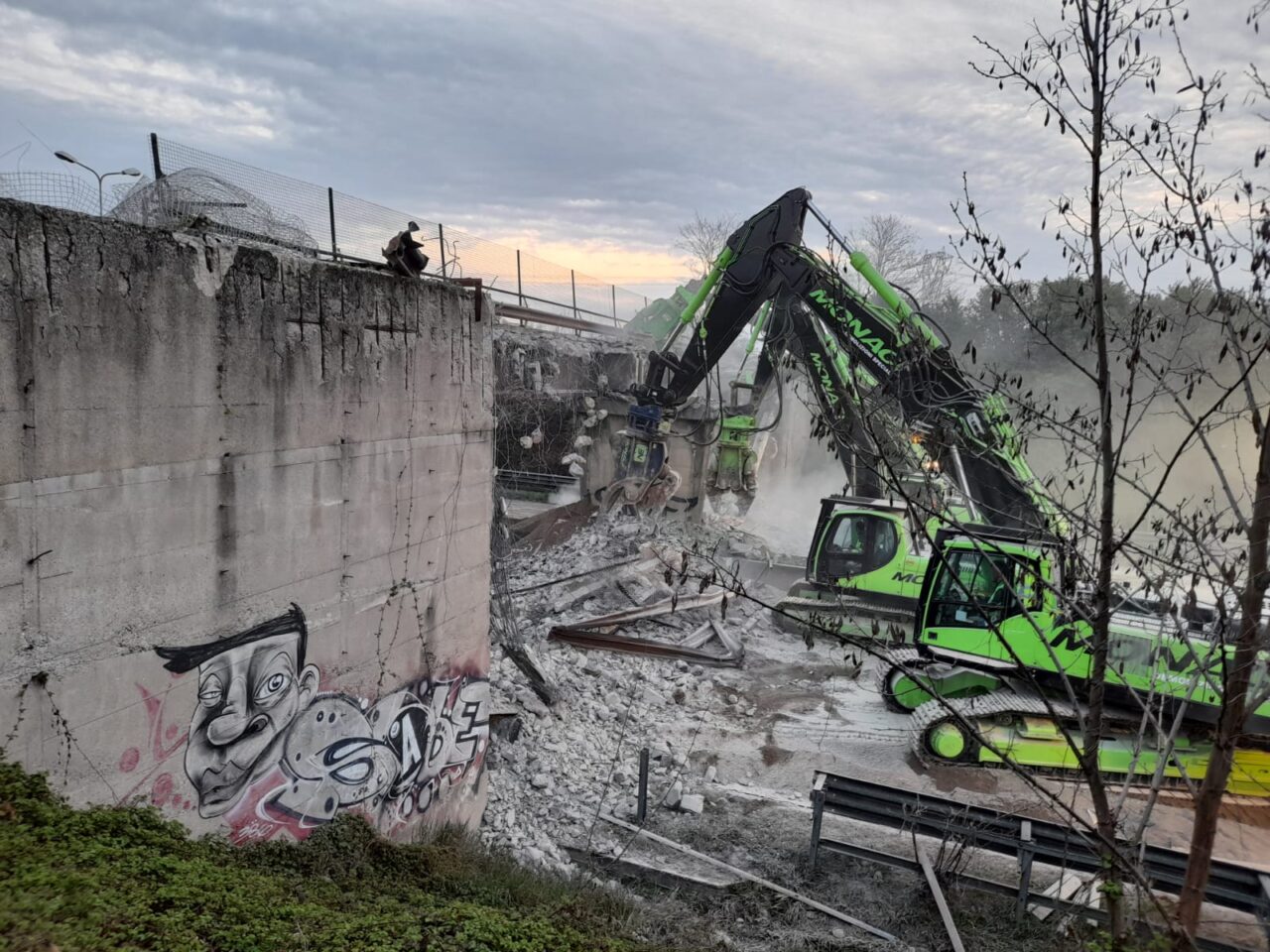 Demolito il ponte di Bovisio, il video dei lavori