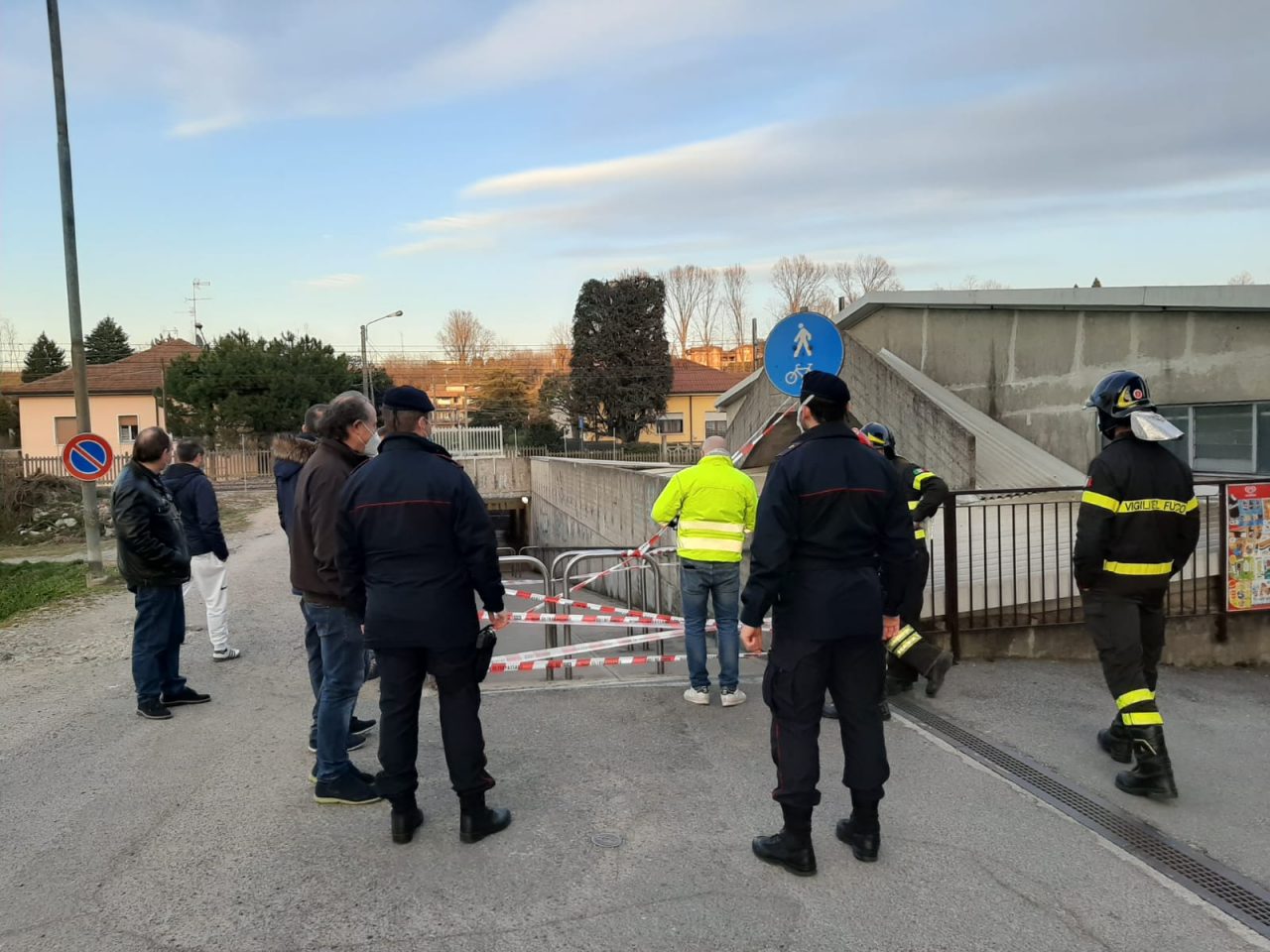 Calcinacci e ferri in vista, chiuso il sottopasso