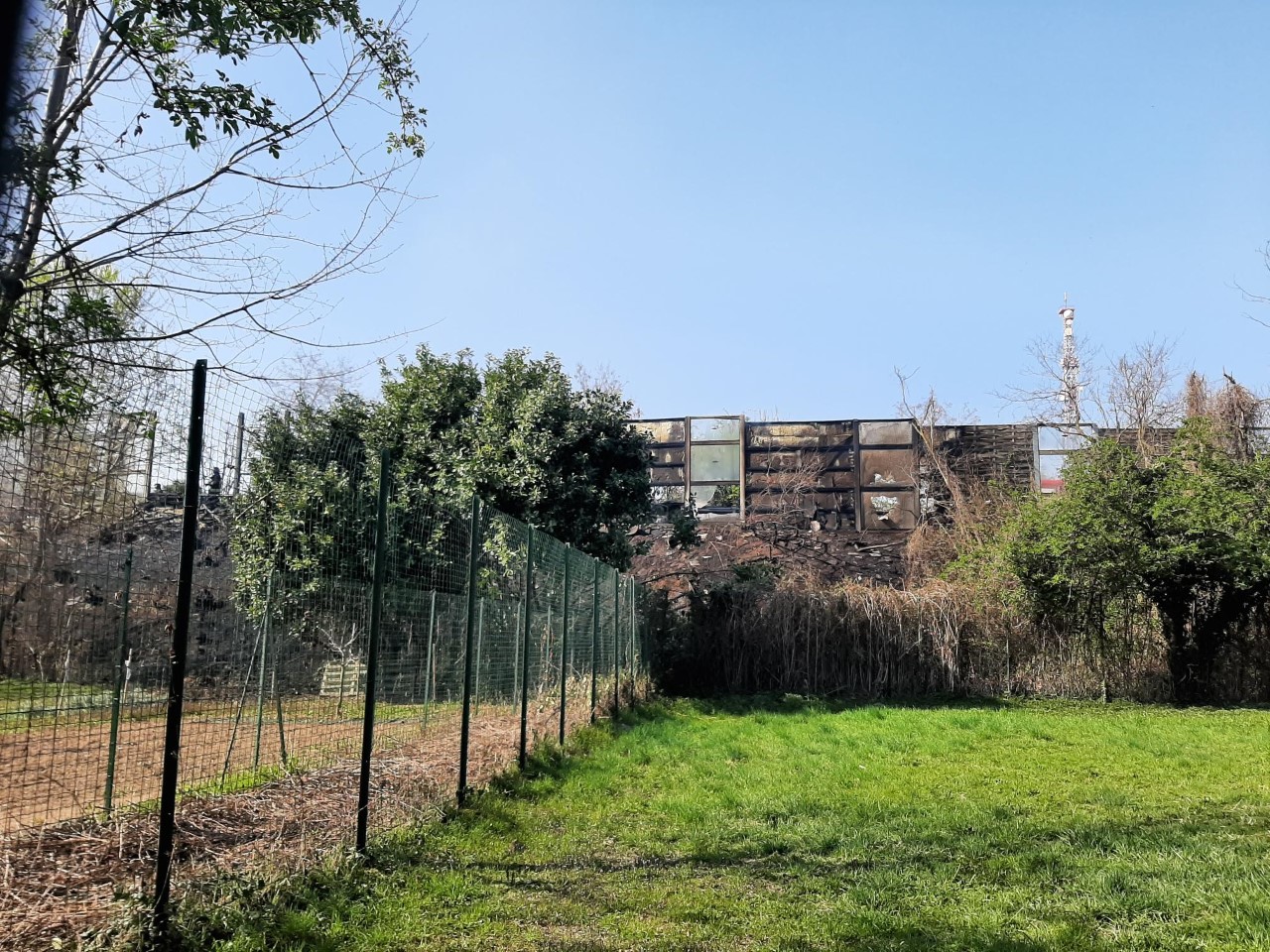 A fuoco barriera antirumore: chiuso un tratto di strada