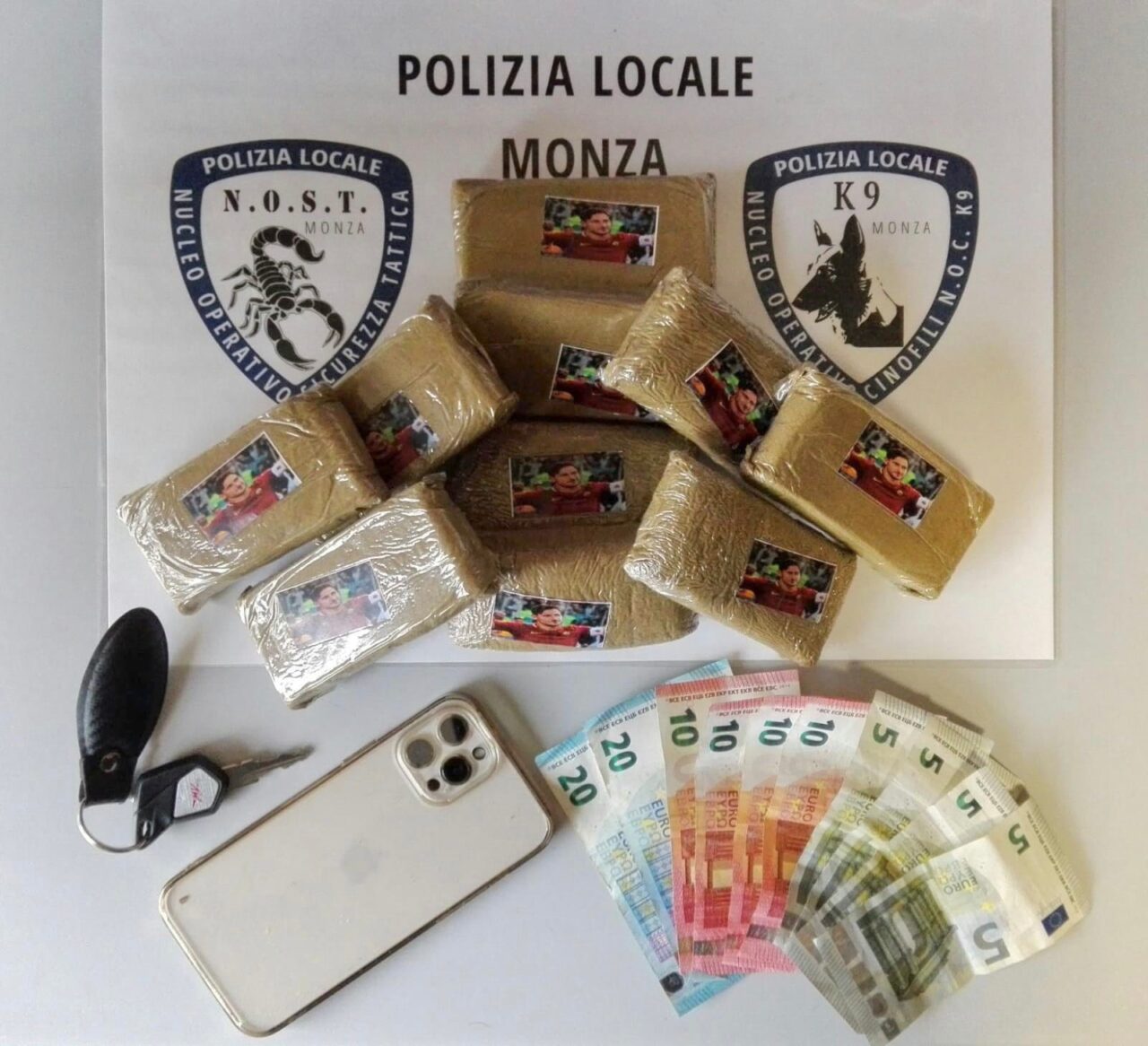 In moto con quasi un chilogrammo di droga: arrestato