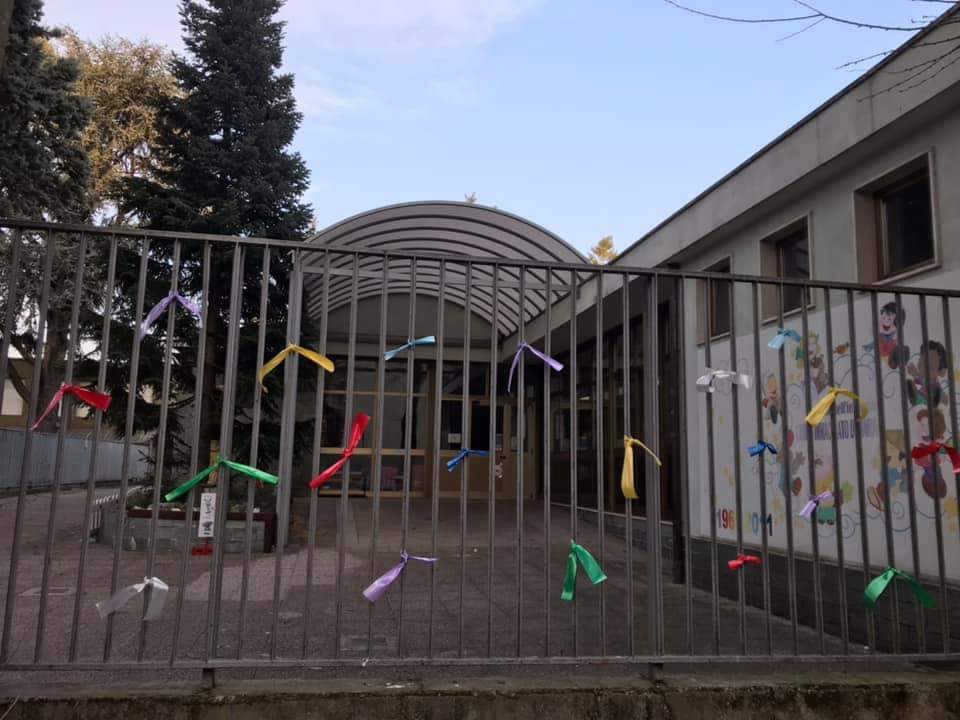 La protesta dei nastrini colorati fuori dalle scuole