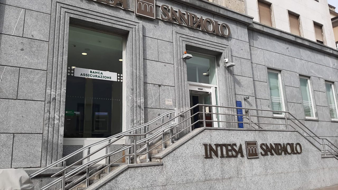 Covid, chiusa una scuola e una banca per focolaio