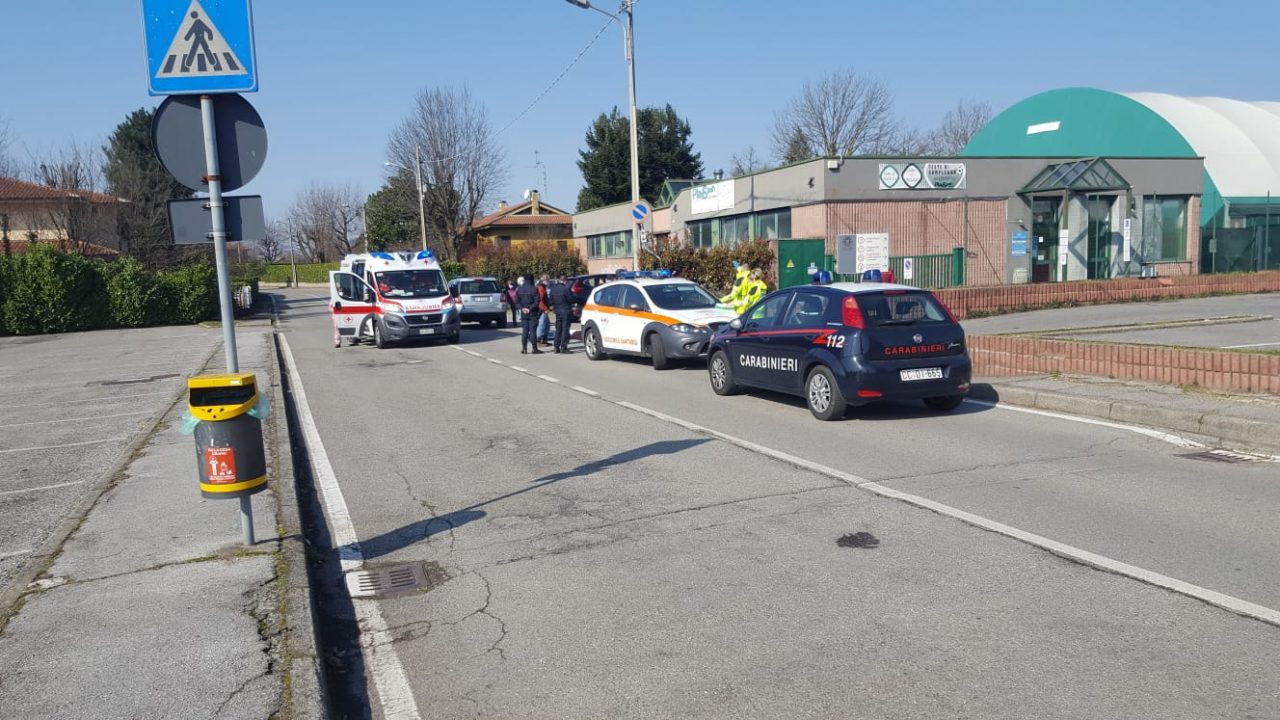 Lesmo, malore fatale in strada per una donna
