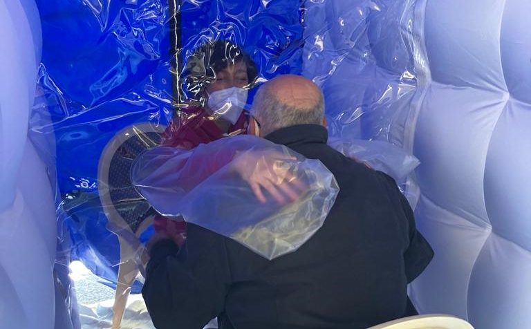 Stanza degli abbracci nella Rsa a Villasanta, un sollievo per chi ha sofferto di più