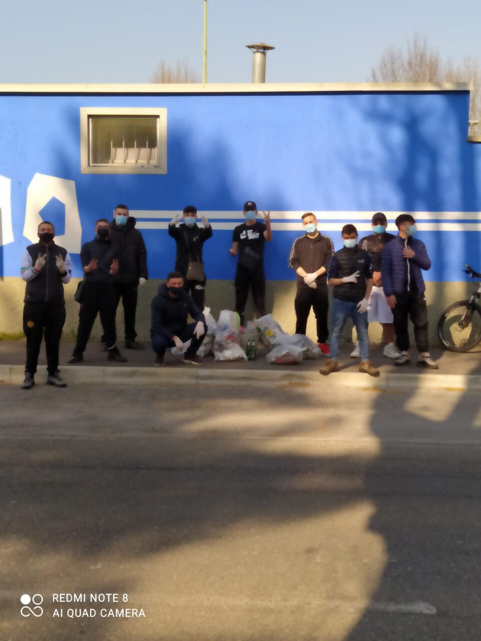 Senza allenamenti e partite, i ragazzi si ritrovano per pulire il quartiere