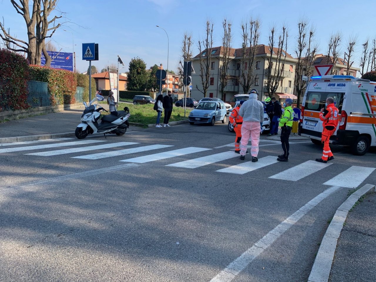 Carate, scontro auto e moto: ferito un 29enne