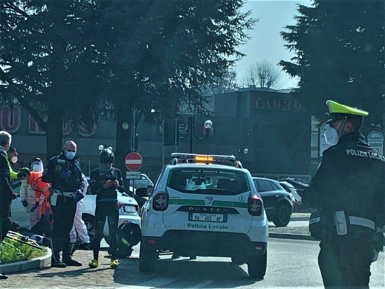 Carate Brianza, ciclista investito davanti al Taurus