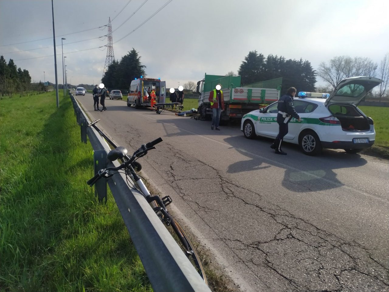 Scontro tra un camion e una bici a Desio: soccorso un 21enne
