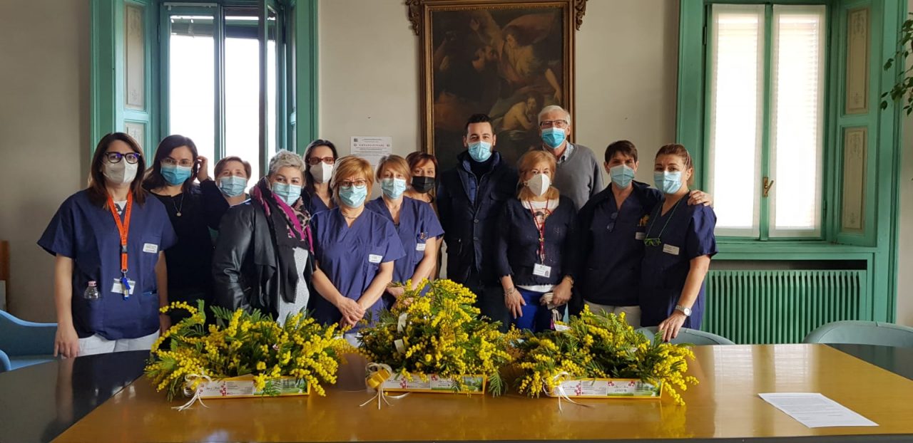 Mimose per infermiere e dottoresse impegnate nella lotta al Covid
