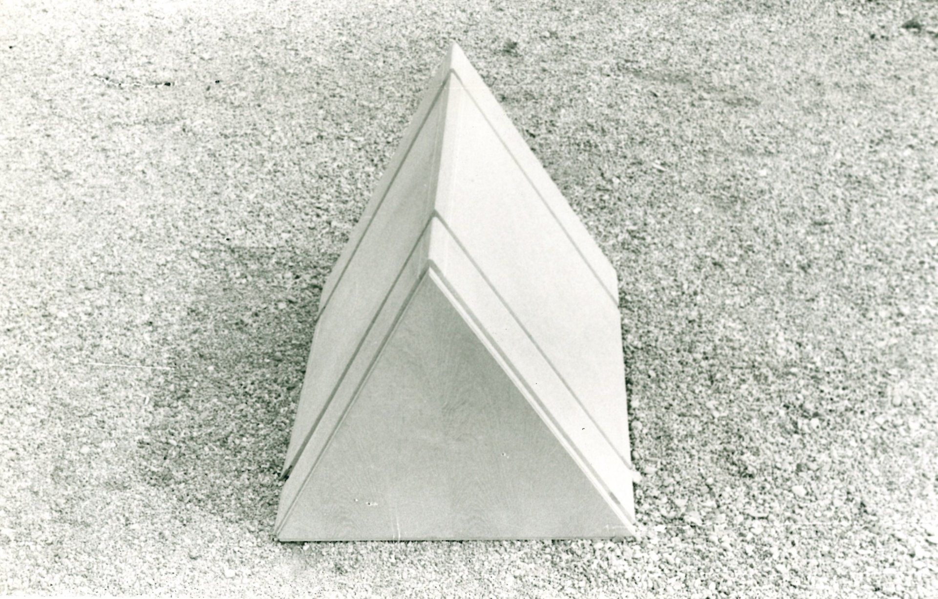 Ugo La Pietra, prototipo di un elemento del progetto Occultamento, 1972 - Foto 1 (1)