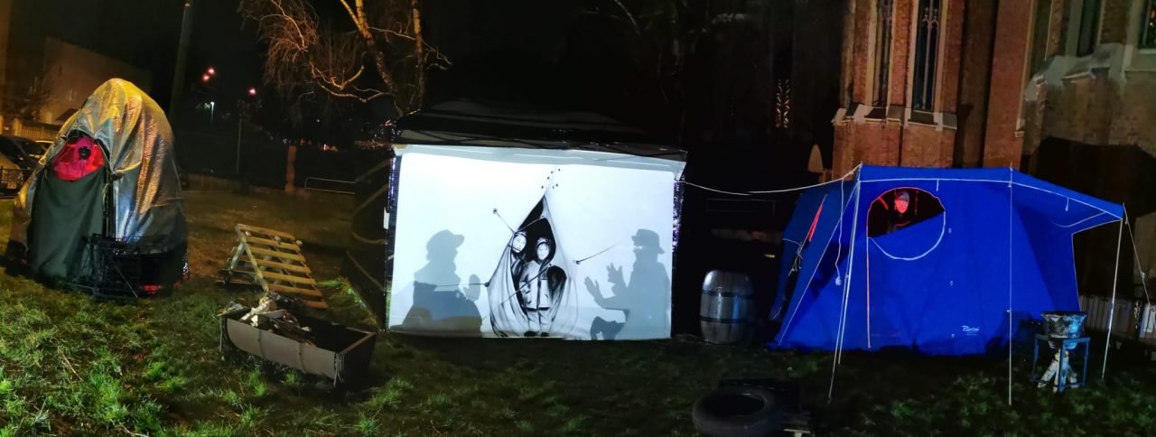 Accanto alla chiesa le tende degli “invisibili di Lipa”